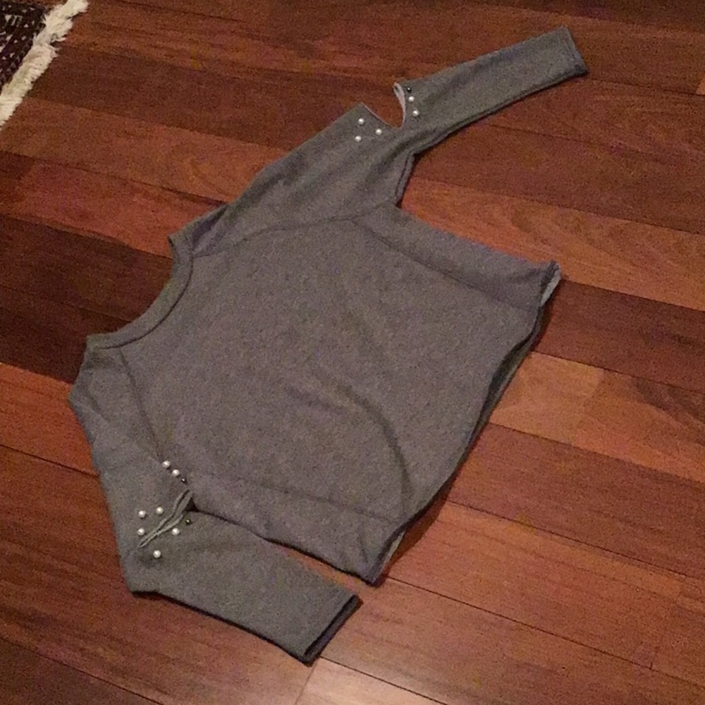 Girls pearl/hole sleeve arm sweater